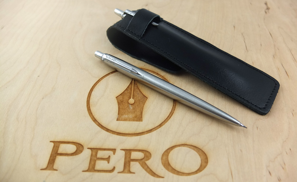 На фото изображен механический карандаш Паркер Jotter и кожаный чехол для ручек